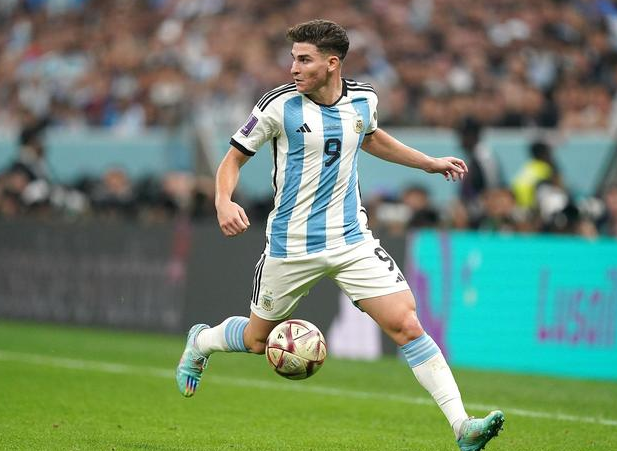 曼城欧冠征途：从巅峰荣耀到冷门低谷的跌宕之旅